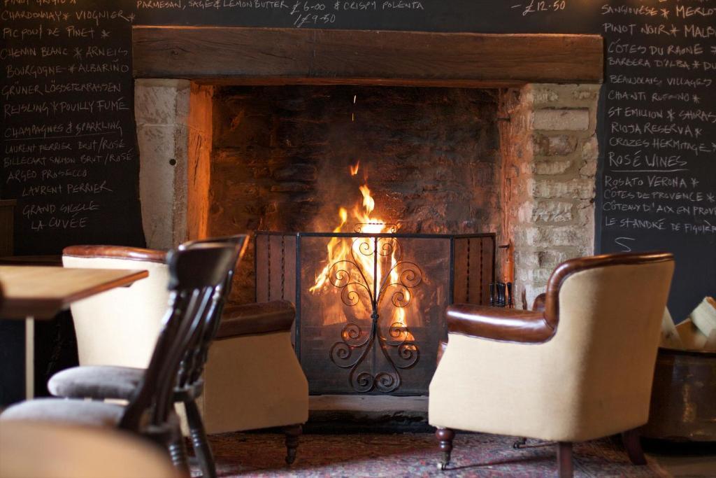 The Kings Arms Hotel Didmarton Екстериор снимка