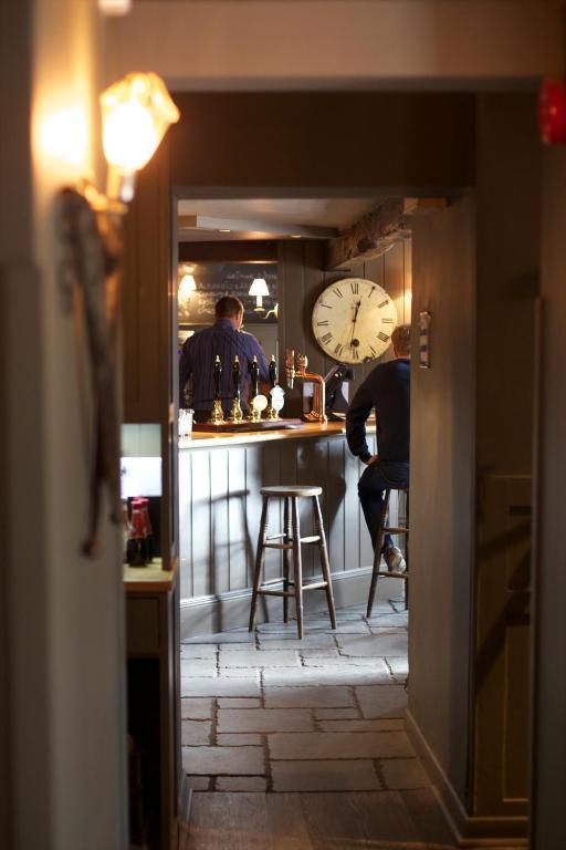 The Kings Arms Hotel Didmarton Екстериор снимка