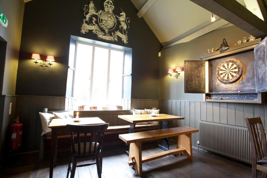 The Kings Arms Hotel Didmarton Екстериор снимка