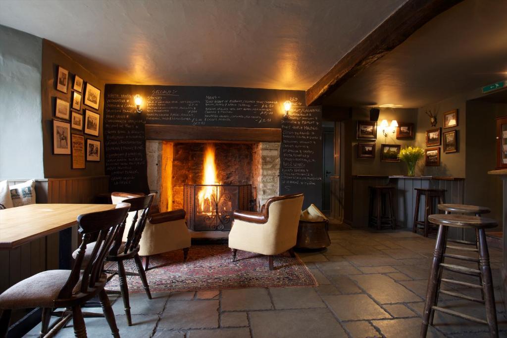 The Kings Arms Hotel Didmarton Екстериор снимка