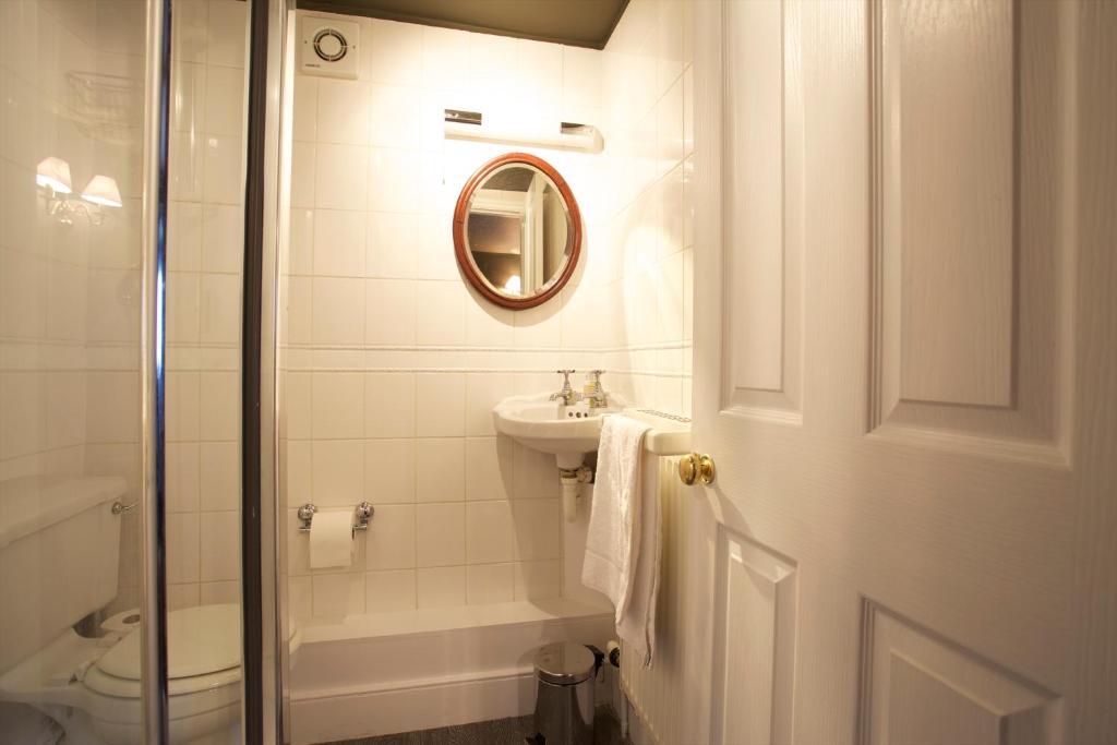 The Kings Arms Hotel Didmarton Стая снимка