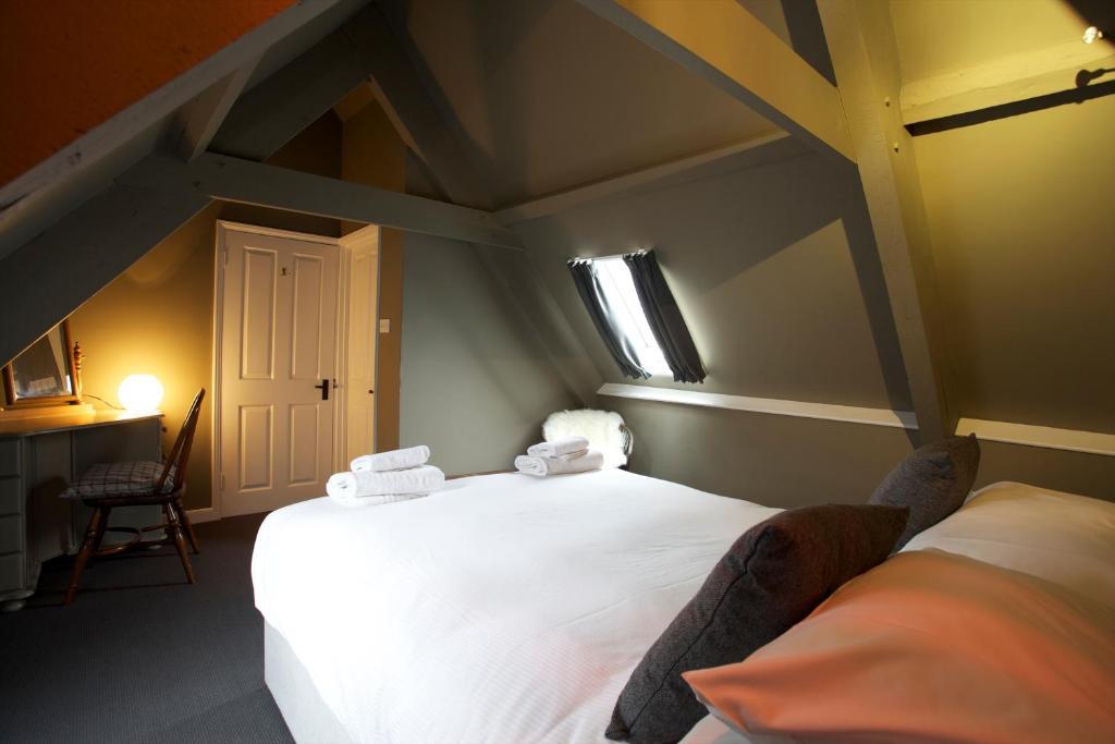 The Kings Arms Hotel Didmarton Стая снимка