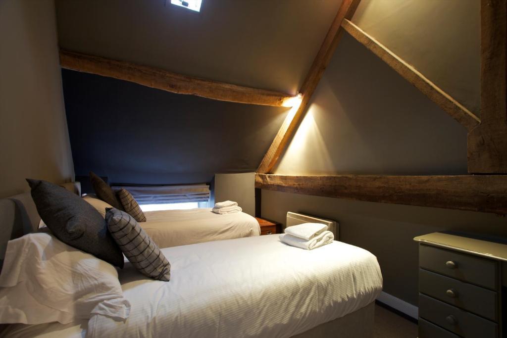 The Kings Arms Hotel Didmarton Стая снимка