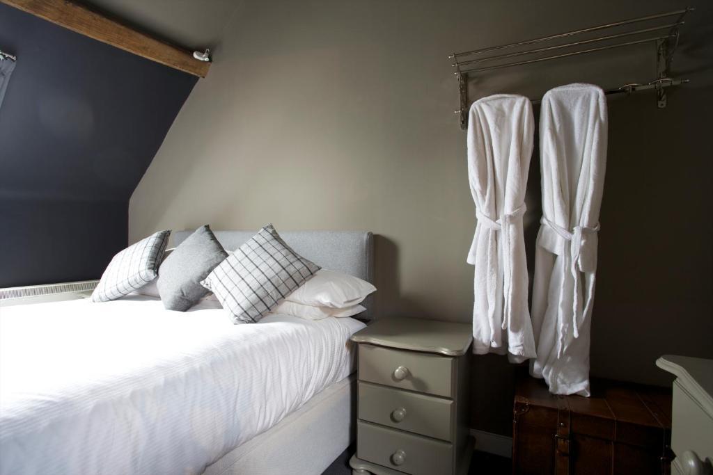 The Kings Arms Hotel Didmarton Стая снимка