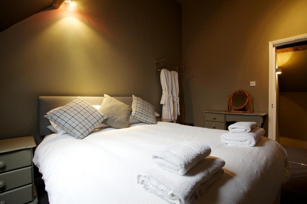 The Kings Arms Hotel Didmarton Стая снимка