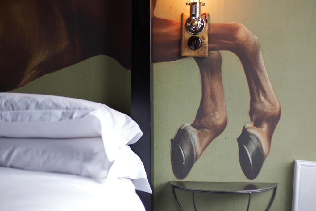 The Kings Arms Hotel Didmarton Екстериор снимка