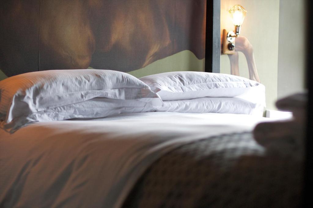 The Kings Arms Hotel Didmarton Екстериор снимка